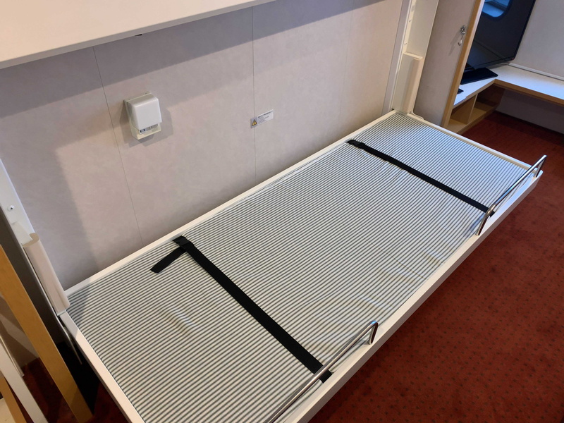 個室は折りたたみ式の二段ベッド
