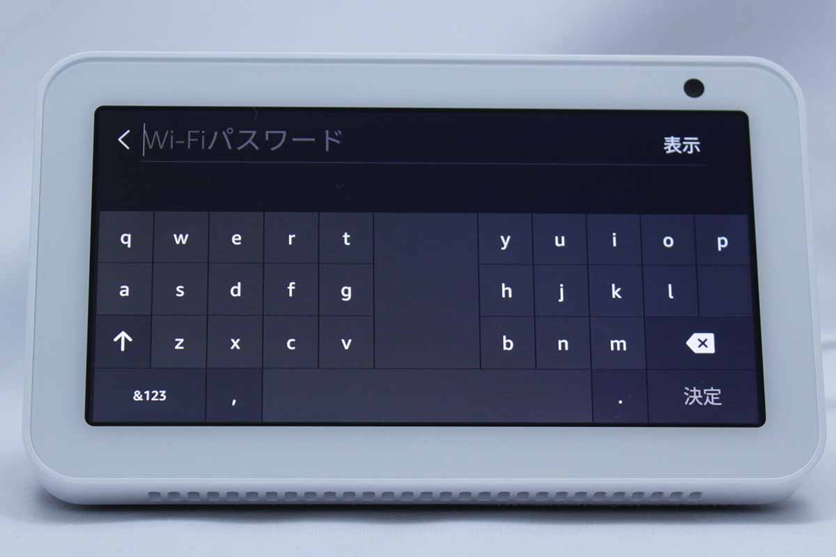 初回設定で言語を選択→周囲のWi-Fiを検索→パスフレーズは手入力→AmazonのIDとパスワードも手入力→自宅のどのエリアで利用するかを登録→本体を呼びかける名前を設定
