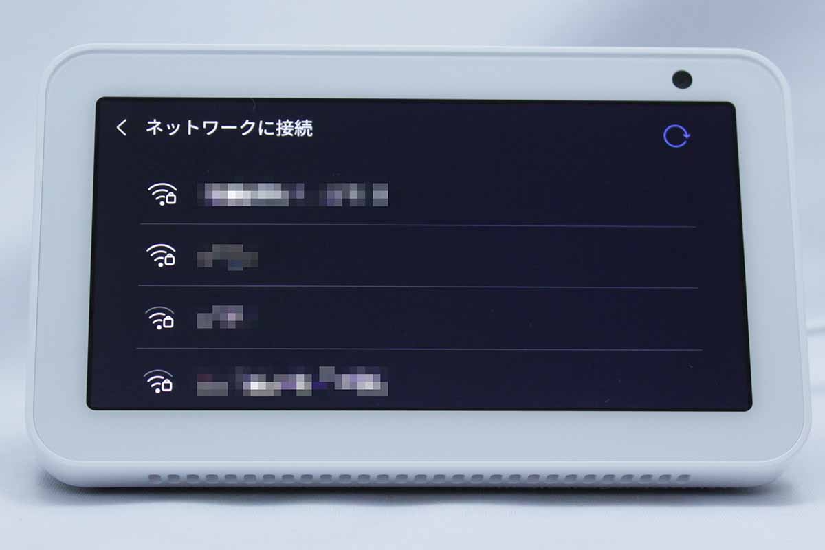 初回設定で言語を選択→周囲のWi-Fiを検索→パスフレーズは手入力→AmazonのIDとパスワードも手入力→自宅のどのエリアで利用するかを登録→本体を呼びかける名前を設定