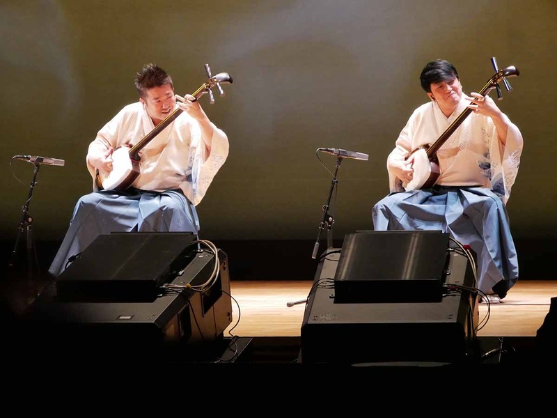 吉田兄弟によるライブパフォーマンス