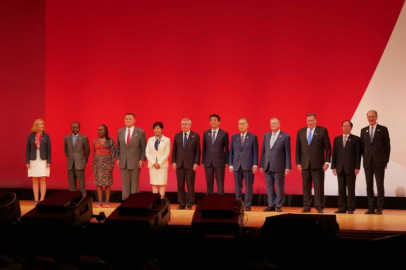 主催者や来賓、IOC、各NOC代表による記念撮影