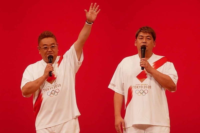 サンドウィッチマンの2人が着ているのが聖火ランナーユニフォーム