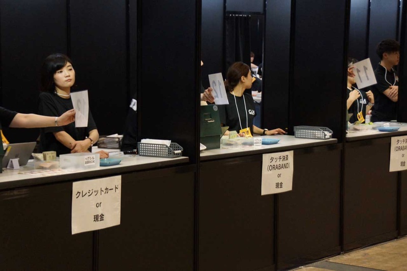 飲食販売のコーナーでは「クレジットカードまたは現金」のコーナーか、「タッチ決済も利用できる」コーナーの2種類が用意されている。数としてはタッチ決済対応のコーナーの方が多く、スムーズに人が流れるようになっている