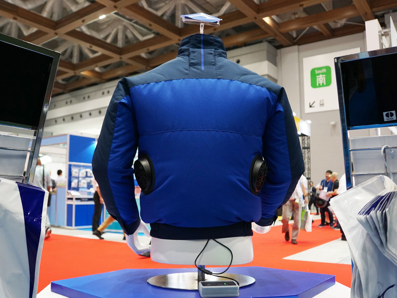 エアリージャケット背面。両脇腹部分にファンを装備。バッテリーはジャケットの中に収納できるという
