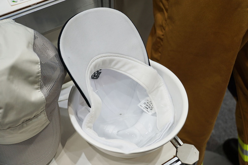 ブースでは思い切りよく水に浸されていた