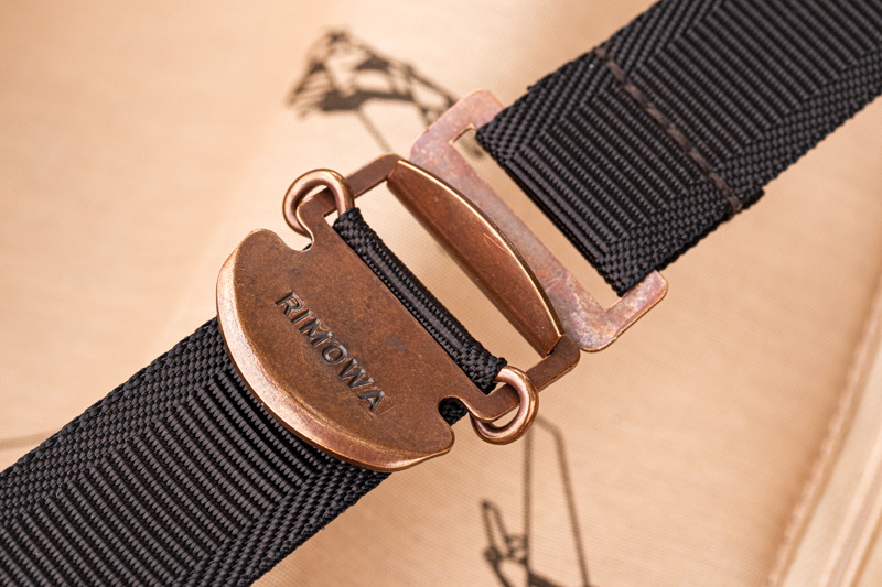 ベルトは、環を引っかけてタブを引くだけですぐ固定できる優れもの。外すのも一瞬でできる