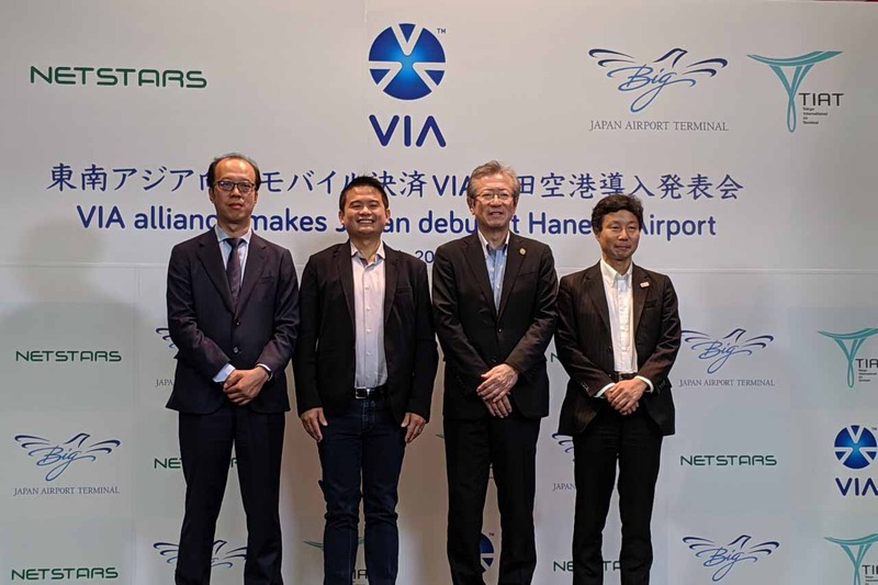 7月25日に羽田空港で開催された国内サービス開始会見での一幕。左からネットスターズ代表取締役社長の李剛氏、Singtel International Groupビジネス担当バイスプレジデントSoon Sze Meng氏、日本空港ビルディング上席専務執行役員旅客ターミナル運営本部長の岩松孝昭氏、国土交通省東京交通局長の柏木隆久氏