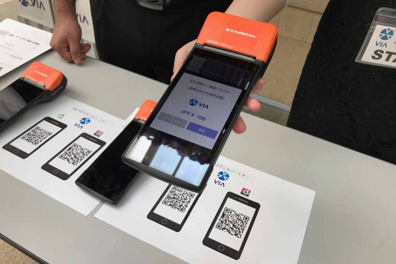 加盟店向けに提供されるSunmiのハンディ端末。カメラで利用者のスマートフォンのQRコードを読み取る