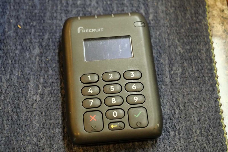 Airペイの決済端末は、バッテリー駆動で数分操作せずにいるとスリープに落ちて、iPadとの接続が切れてしまう