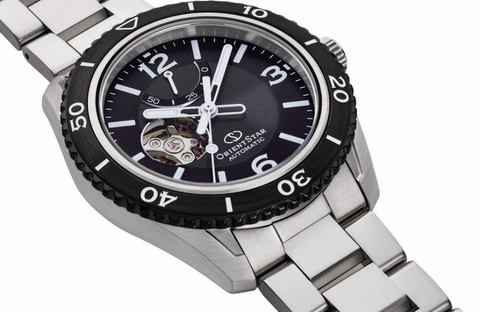 ORIENT、ダイバーと同じ針を採用した「セミスケルトン