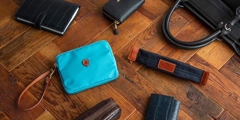 プルーム・スクエアポーチ(左)、プルーム・スリムケース(右)