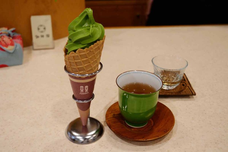 購入した抹茶ソフトクリームと焙じ茶のセット。お茶屋さんらしく、抹茶の味が濃くてとても美味しい