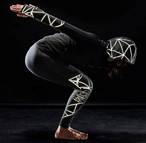 暗所で光に当たると高反射輝度を発揮