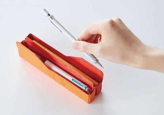 「PACALI」ヨコオキ。左右がマグネットでくっついて開いた状態で自立する