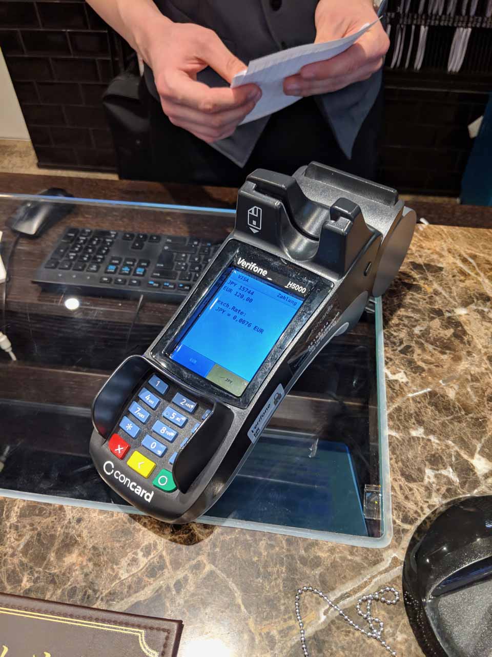 DCC(Dynamic Currency Conversion)の一例。ホテル代の支払いをユーロ建てか日本円建てかで選択できる