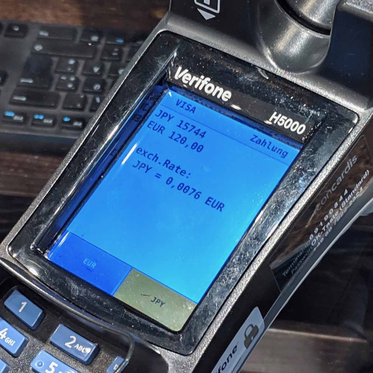 フランクフルト駅前の東横インでの支払い場面。DCCにおける支払い金額が表示される