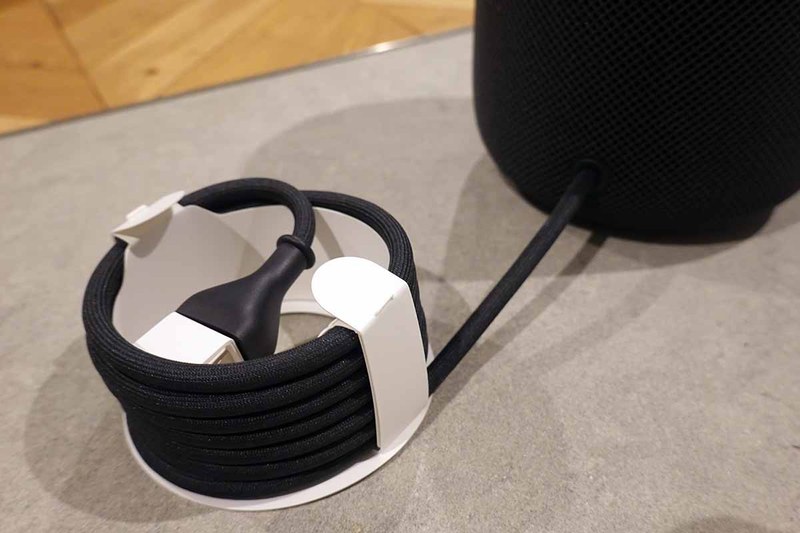 電源ケーブルは本体直結。これをコンセントにつなぐと使えるようになる。