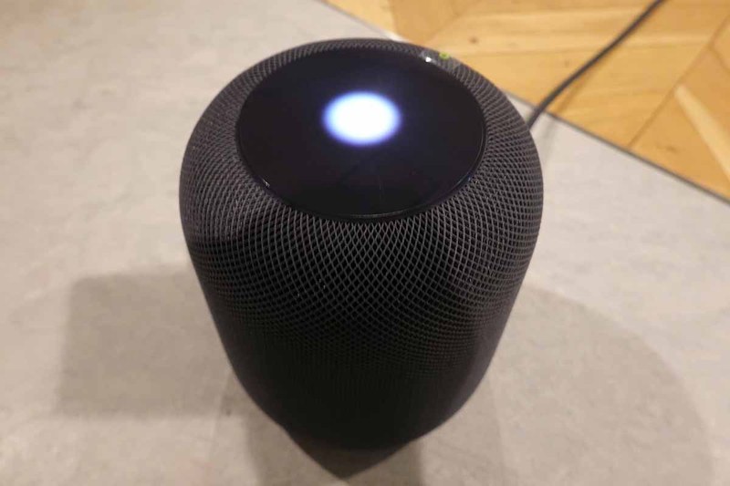 本体上面にはタッチパネル。音量の調整やミュートはここから行うが、普段はほとんど使わない。操作は「音声」が基本だ。