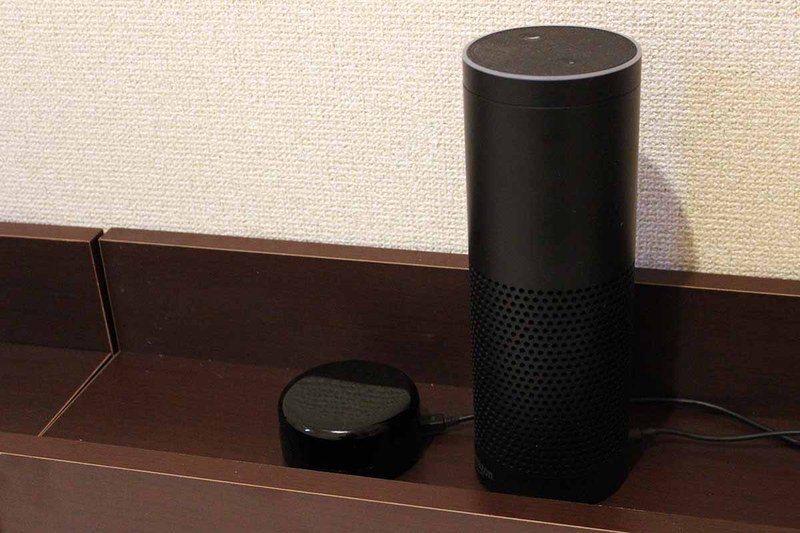 寝室にEcho Plus。背が高くバランスが悪いので別のモデルに変更したいところ