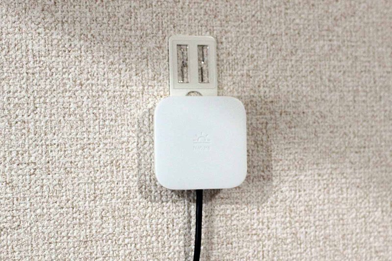 Nature Remo miniは部屋中をコントロールできるよう壁掛け
