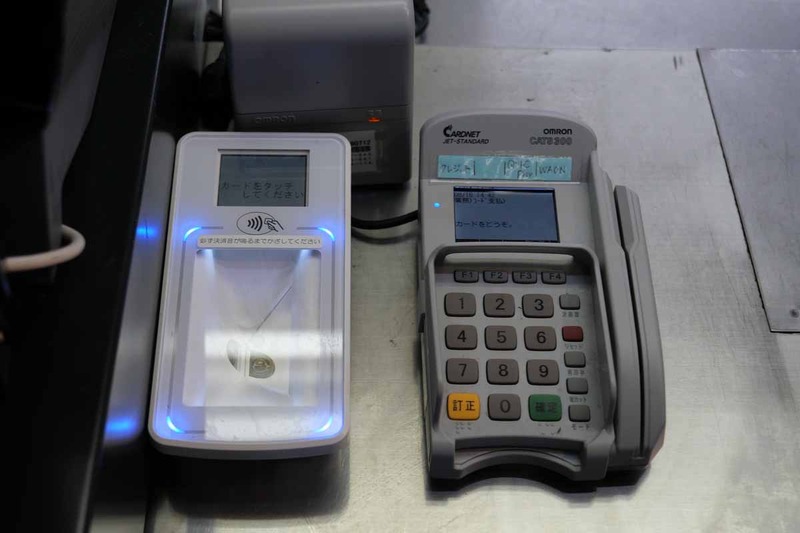 店舗は、JCBが展開するコード決済スキーム「Smart Code」を導入することによりメルペイの決済に対応