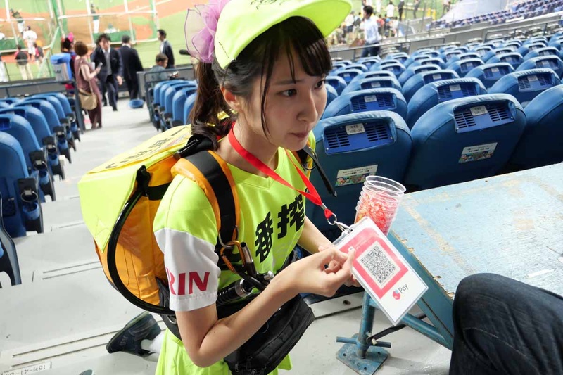 売り子販売では、販売員が決済用QRコードのプレートを持ちメルペイに対応