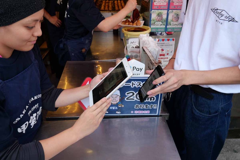 店が客のQRコードを読み取る方式で対応。店員によると操作が簡単でトラブルなどの不安はないとのこと