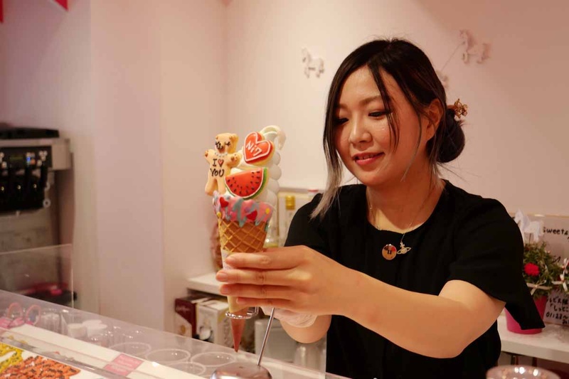 ソフトクリームはとにかくかわいく、SNSに投稿したり自撮りを楽しむ客が多いという