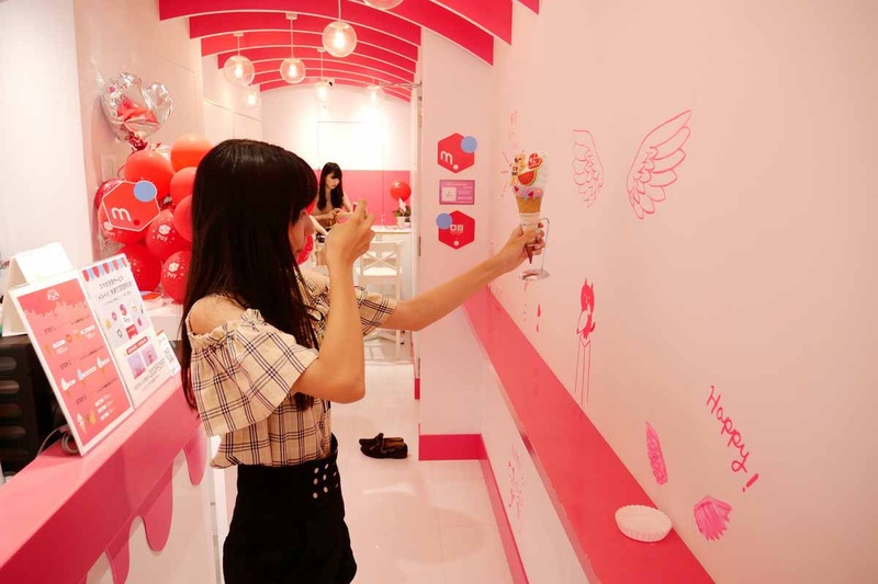 壁にも撮影用の装飾が用意され、客が自由に撮影を楽しんでいる