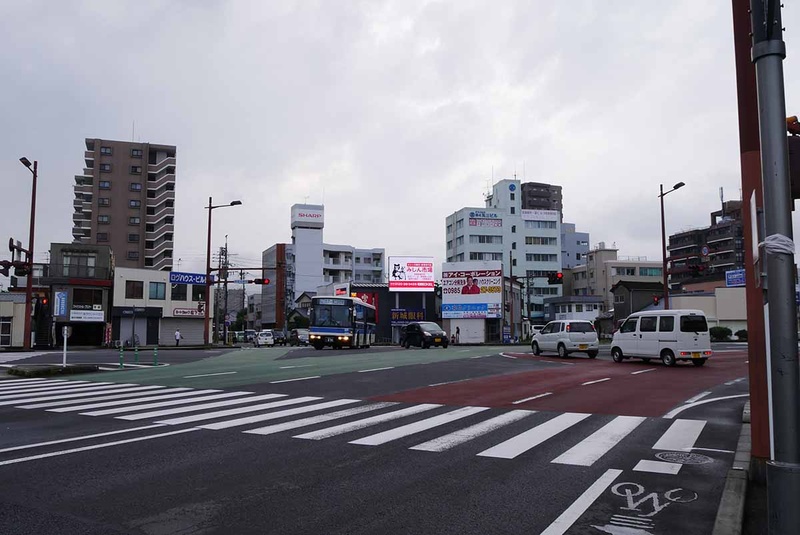 江平五差路。交差点自体は広く、見通しもよい