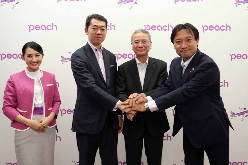 奄美群島応援団発足を記念し握手する ピーチ 執行役員の轟木一博氏(左)、奄美大島信用金庫 専務理事の伊東寛久氏(中)、Origami 取締役の桑原智隆氏(右)