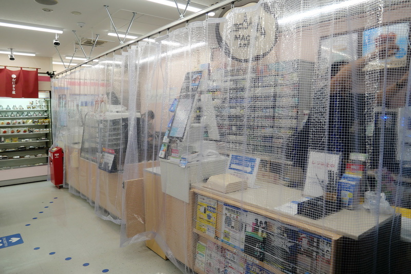 無人運営の時間帯は、有人レジにカーテンが引かれる