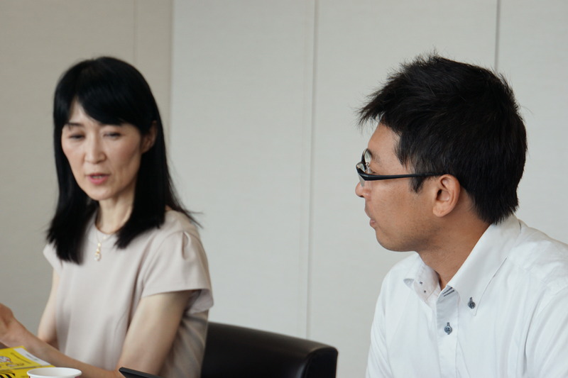 日本気象協会の沼本秀紀さん(手前)と久保智子さん(奥)