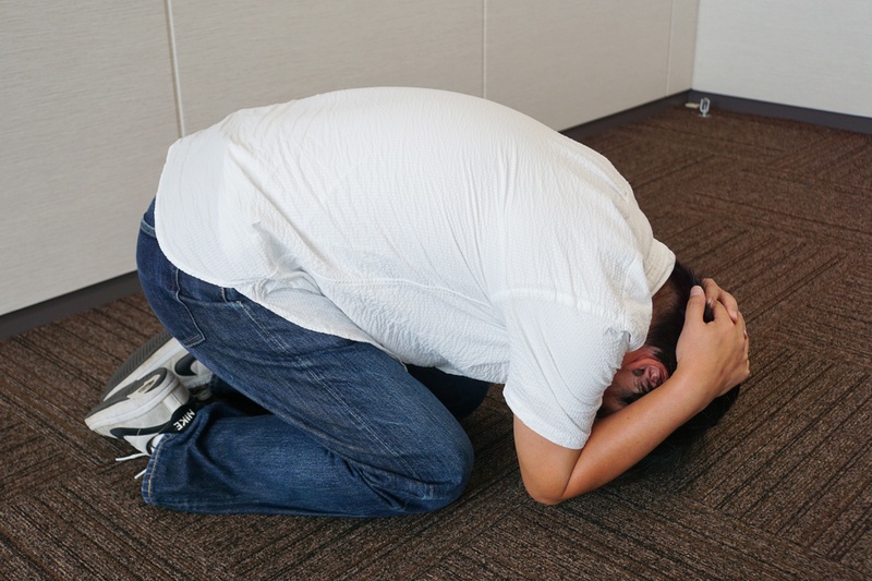 頭を守る時は膝をつく。しゃがむだけや体育座りも良くないとのこと