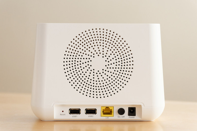 ベースステーションは既存の固定回線のルーターなどとLANケーブルで接続する