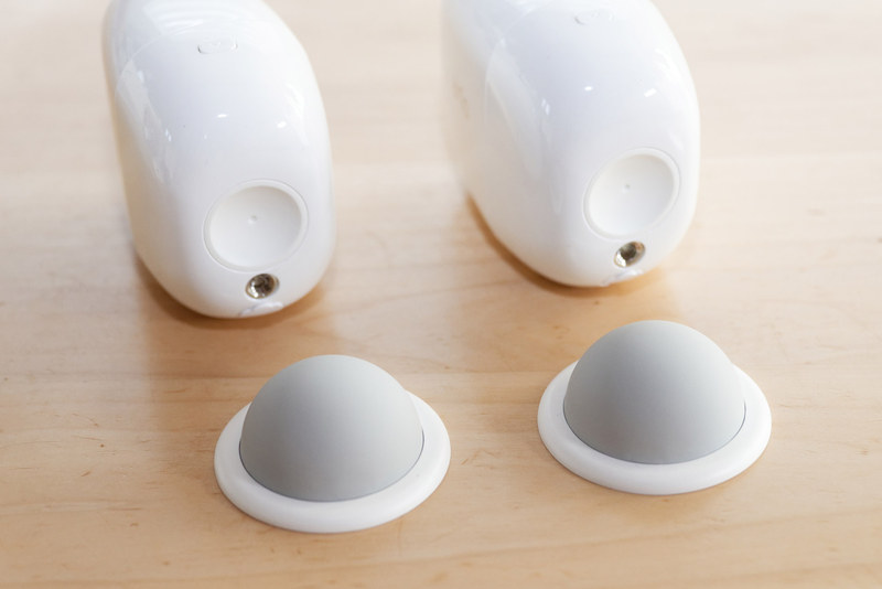 カメラ本体の背面の凹みにはマグネットが仕込まれている