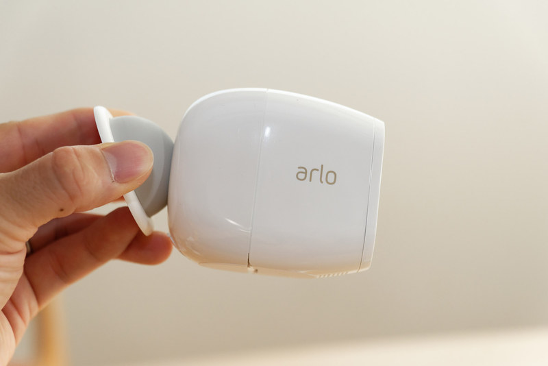 金属製の壁掛け用のマウントと強力にくっつく。この構造のおかげで取り付け角度を比較的自由に設定できる