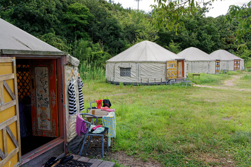 パオの中はエアコンがなく、ハンパない蒸し暑さ。しかし蚊に刺されるよりマシなので仕方なく中に入る
