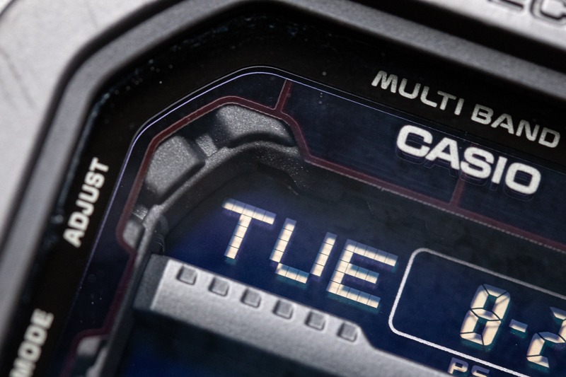 内部の四隅に見えるインナープロテクター。実際には液晶パネルの周りをぐるりと囲んである