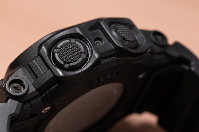 ネジも黒っぽいものを採用。側面のボタンは直径約10mmもある