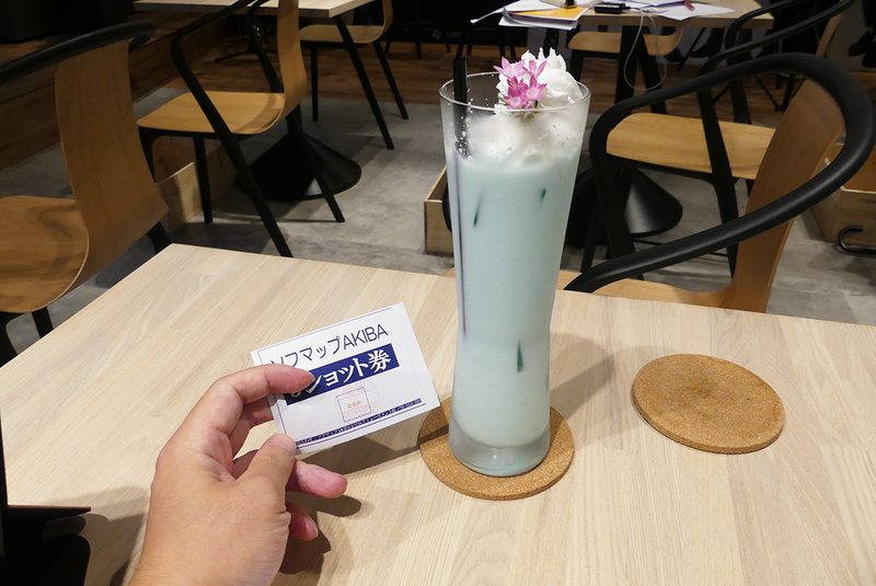 レジでチェキ券を受け取り、席にドリンクが届いた