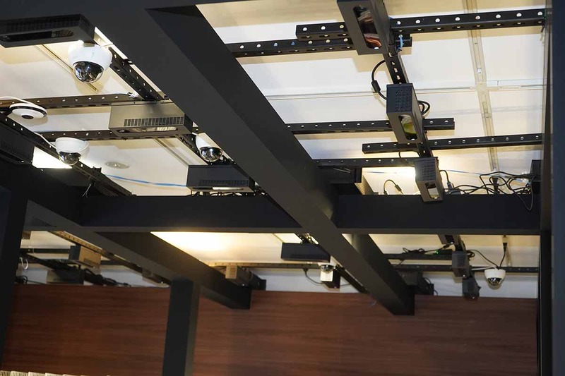 天井に約40台のカメラ