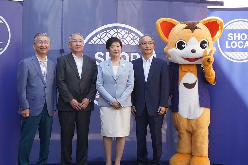 左からアメリカン・エキスプレス・インターナショナル アジア・日本社長 清原氏、戸越銀座商店街振興組合 山村会長、小池百合子都知事、JCB 浜川社長、戸越銀次郎