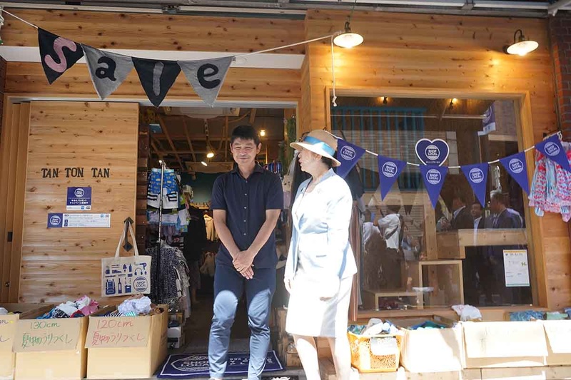 店舗にSHOP LOCALのロゴ