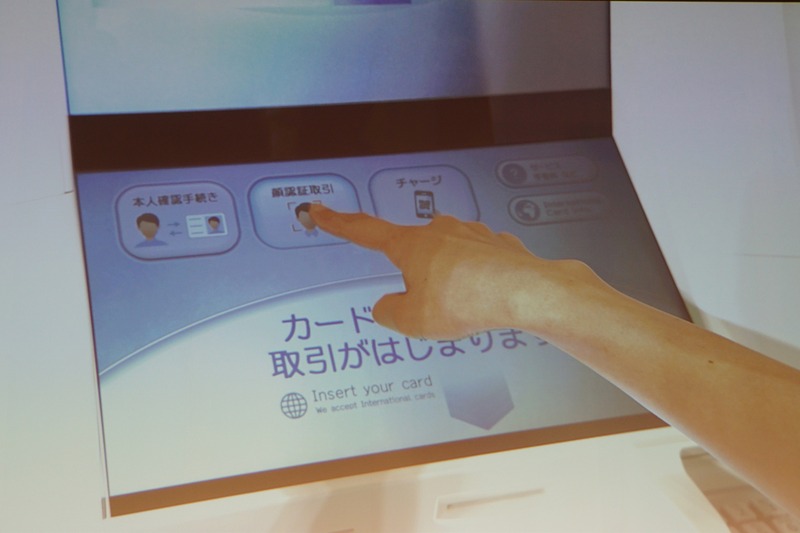 顔認証での現金引き出しのデモンストレーション
