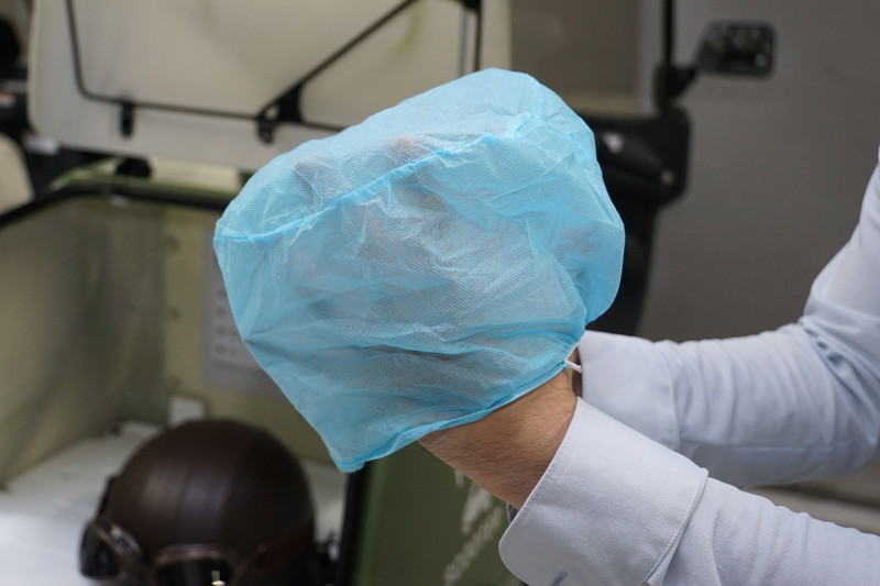 シャワーキャップを被った上からヘルメットを被る。使い捨てタイプで、各スクーターに複数枚用意