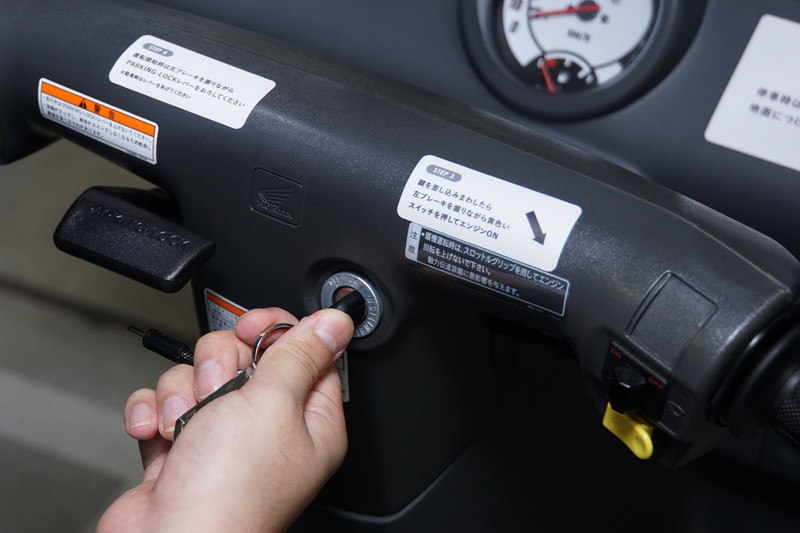 スクーターにはエンジンのかけ方などが貼られている