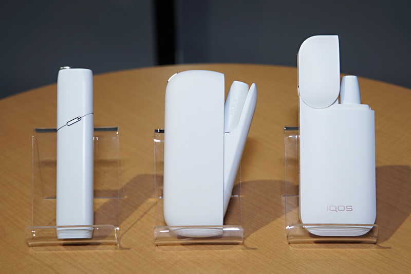 IQOS 3 DUO(中)と、IQOS 3 MULTI(左)、IQOS 2.4 PLUS(右)