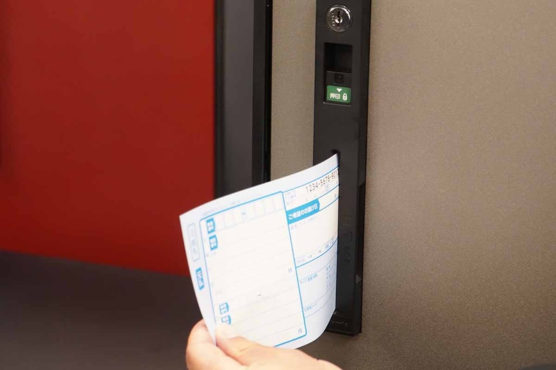 荷物を入れて、押印して配達完了