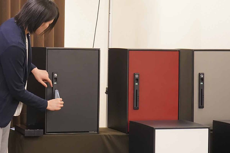 荷物を入れて、押印して配達完了